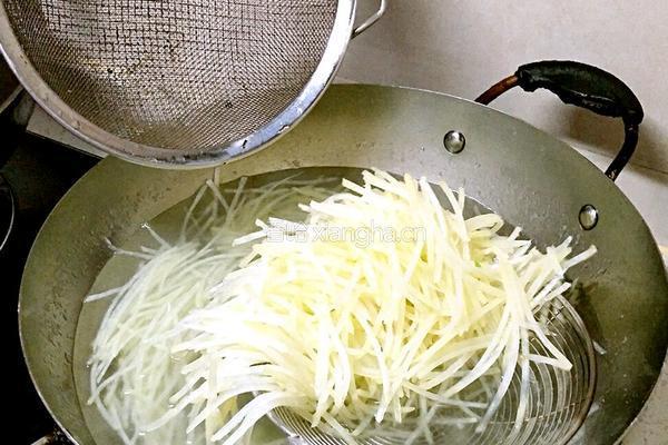 鲁菜大师蒋家常菜凉拌香辣土豆丝的做法图解4