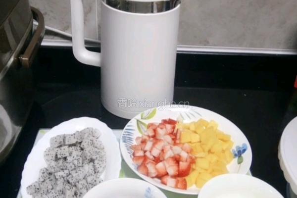 蓝风车草莓水果蛋糕的做法图解3