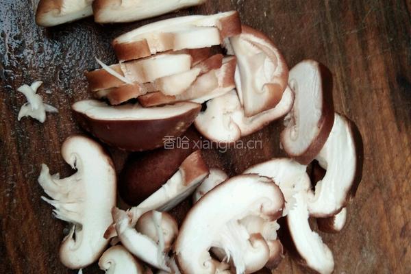 香菇炒肉的做法图解2
