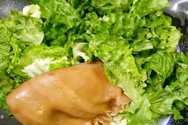 鲁菜大师蔣家常菜凉拌生菜耳片的做法图解1