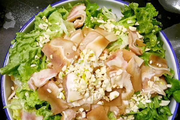 鲁菜大师蔣家常菜凉拌生菜耳片的做法图解2