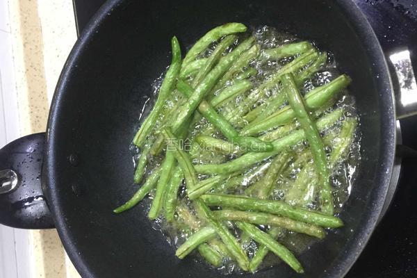 干煸豆角的做法图解2