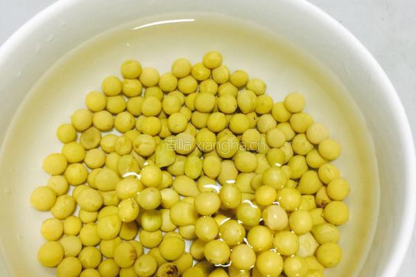 花生黄豆猪脚汤的做法图解3