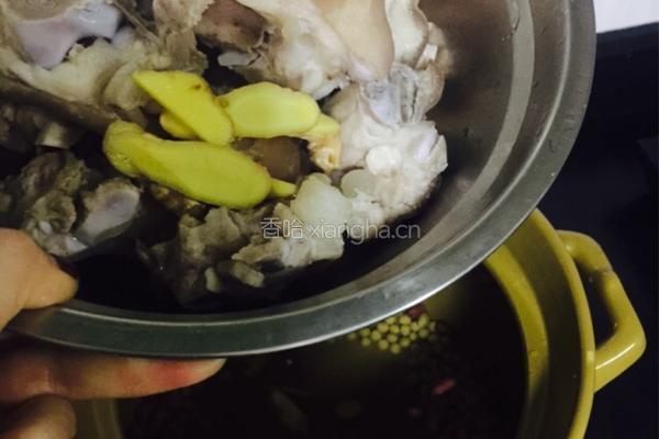 花生黄豆猪脚汤的做法图解5