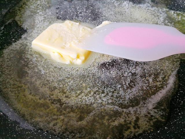 黄油放锅里。