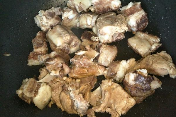 玉米胡萝卜排骨炖土豆的做法图解4