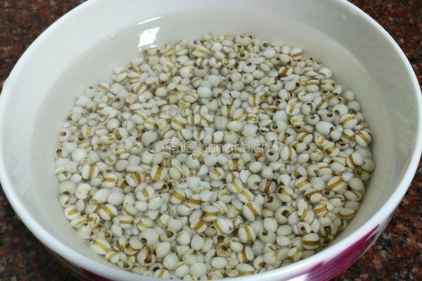 薏米猪尾巴汤的做法图解1