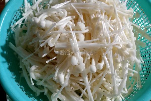 白菜伴金针的做法图解4