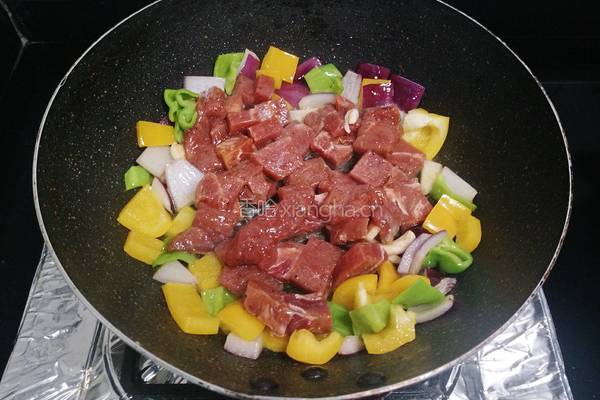 彩蔬黑椒牛肉粒的做法图解5