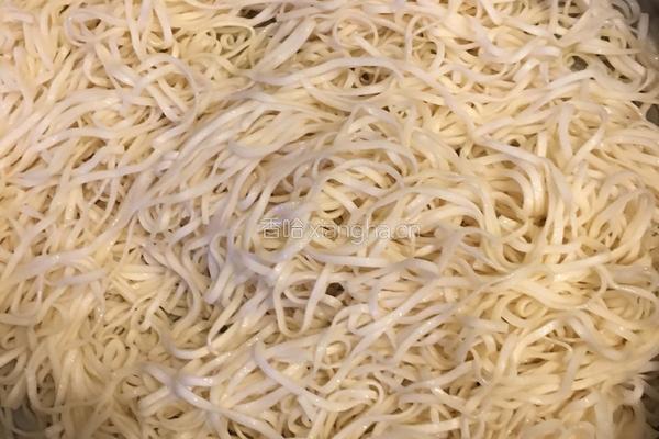 电饭煲排骨焖卤面的做法图解7