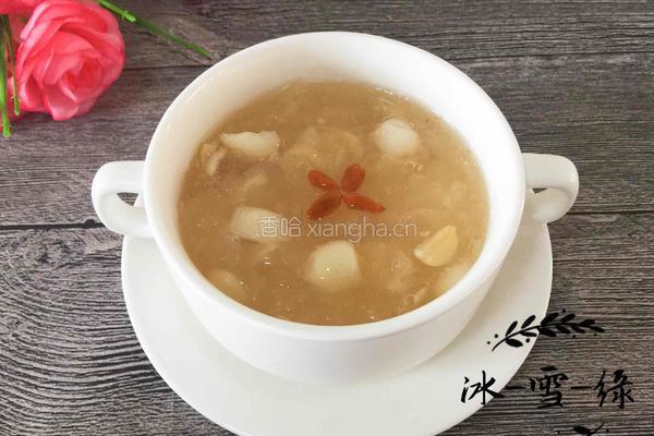 银耳莲子羹的做法图解1