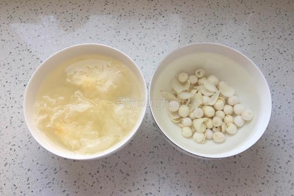 银耳莲子羹的做法图解3