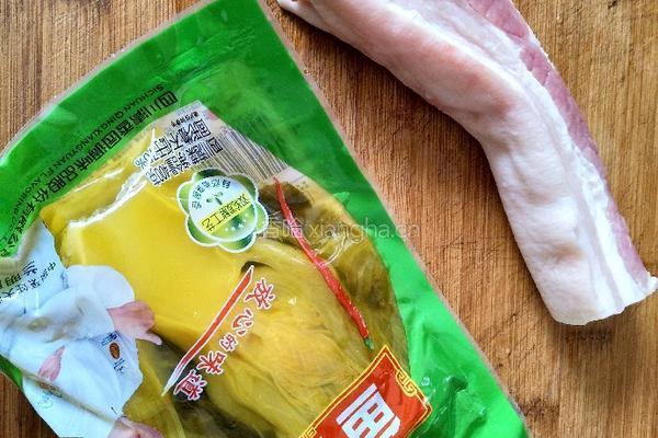 酸菜红烧肉干拌面的做法图解1