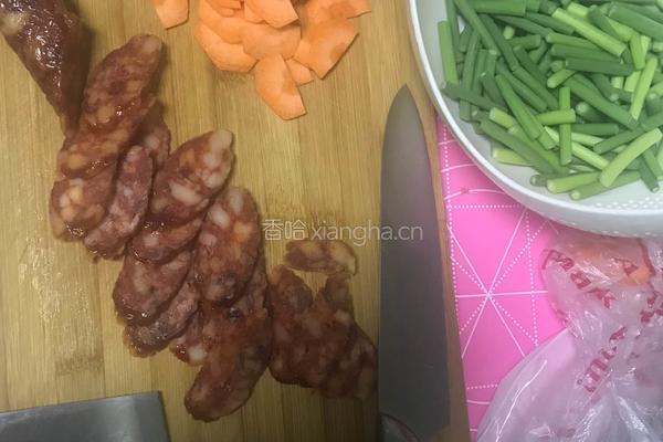 腊肠炒蒜薹的做法图解1