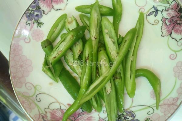 青椒炒米豆腐的做法图解3