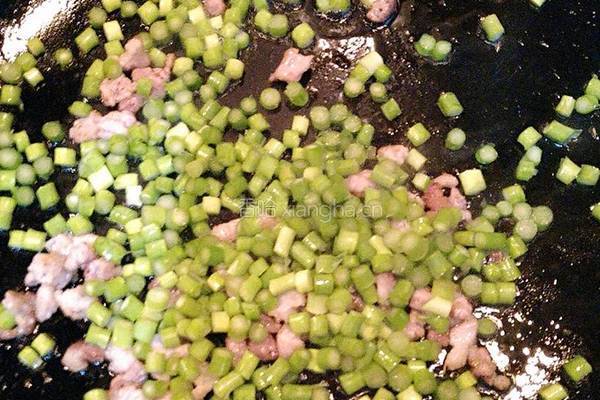肉丁蒜苔的做法图解8