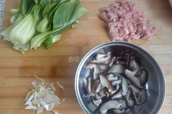 肉沫香菇油菜的做法图解1