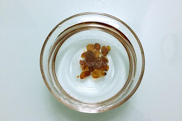 桃胶炖奶的做法图解2