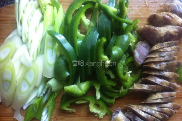 青椒炒腊肠的做法图解2