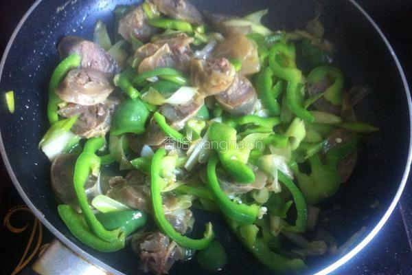 青椒炒腊肠的做法图解5