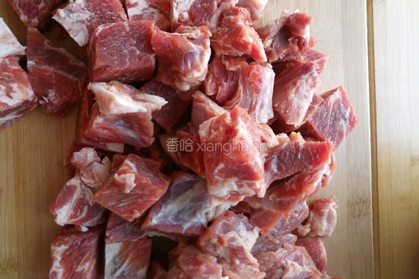 牛肉炖萝卜的做法图解1