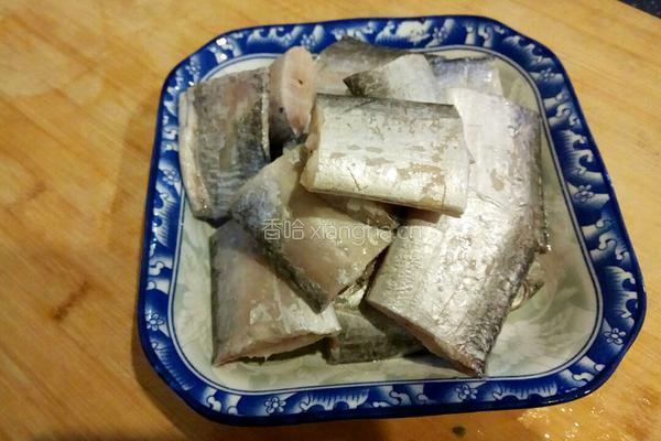 带鱼炖茼蒿的做法图解1