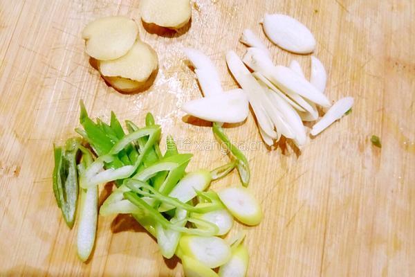 带鱼炖茼蒿的做法图解3