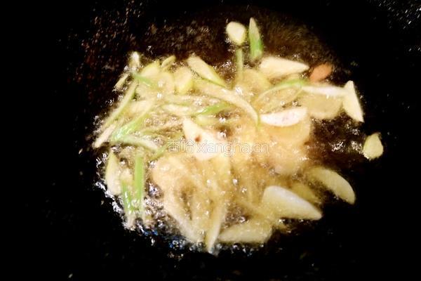 带鱼炖茼蒿的做法图解4