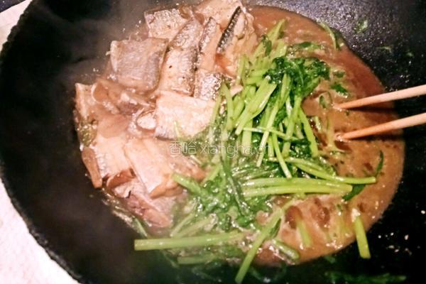 带鱼炖茼蒿的做法图解7