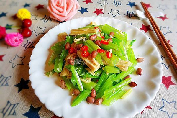 芹菜花生拌腐竹的做法图解1