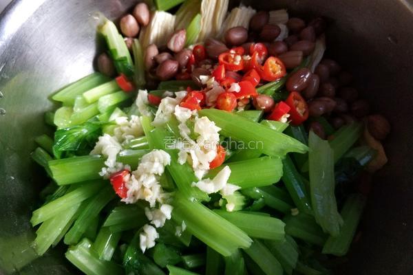 芹菜花生拌腐竹的做法图解8