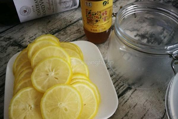 自制蜂蜜柠檬茶的做法图解1