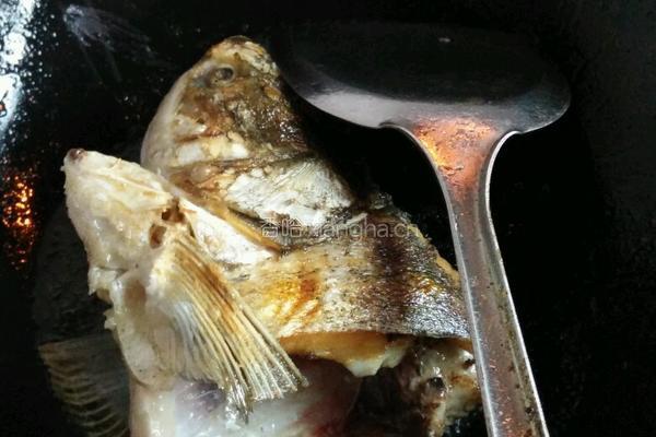 蘑菇花鲢鱼头汤的做法图解4