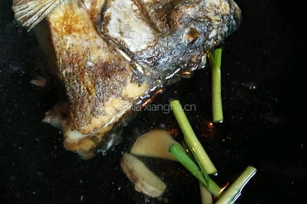 蘑菇花鲢鱼头汤的做法图解5