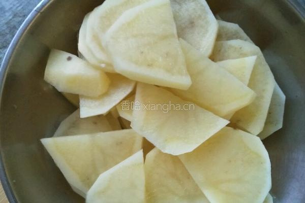 土豆片炖豆腐的做法图解1