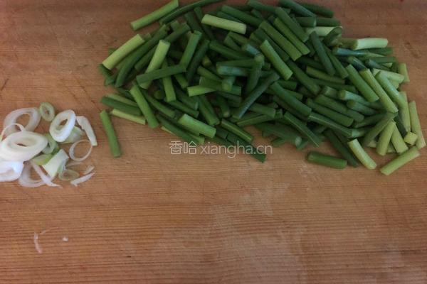 蒜苔炒扇贝的做法图解1
