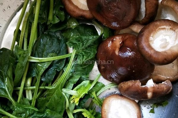 蘑菇炒菠菜的做法图解1