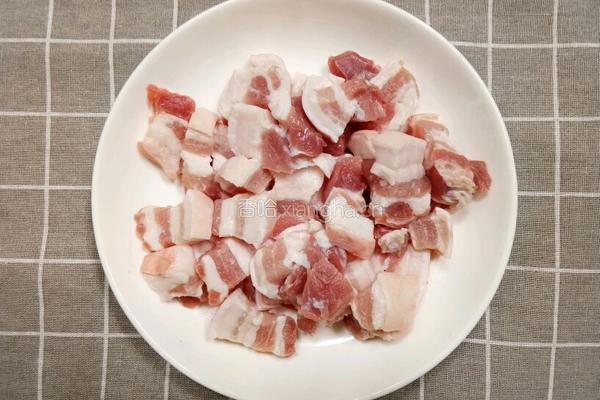 山楂红烧肉的做法图解1
