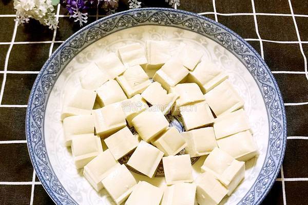 剁椒金针菇豆腐的做法图解2