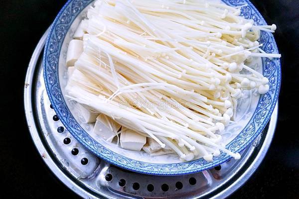 剁椒金针菇豆腐的做法图解4