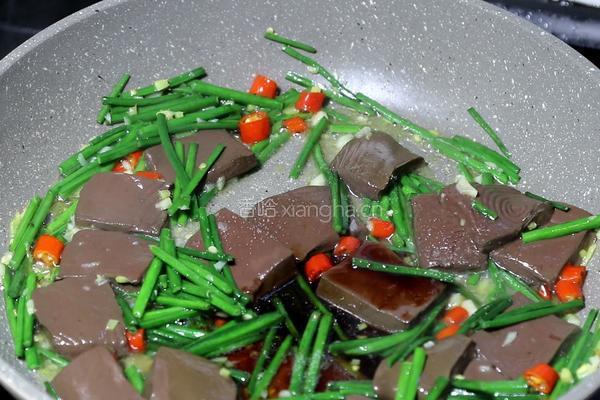 韭菜花炒鸭血的做法图解6