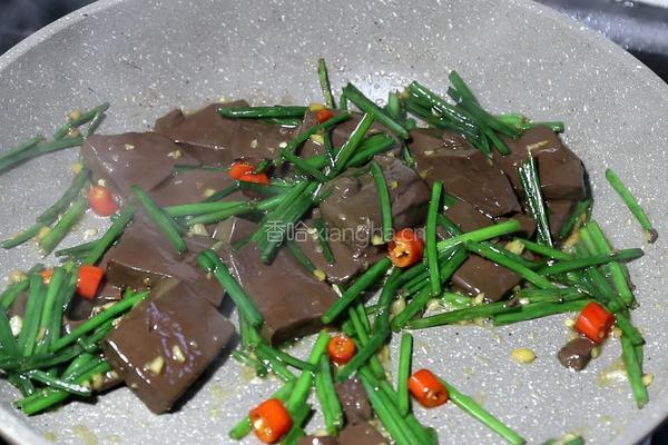 韭菜花炒鸭血的做法图解7