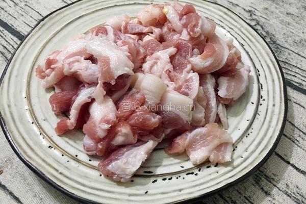 辣椒胡萝卜炒五花肉的做法图解1