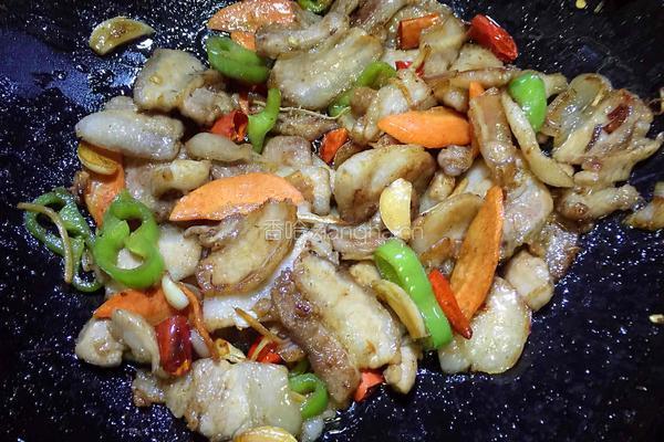 辣椒胡萝卜炒五花肉的做法图解11