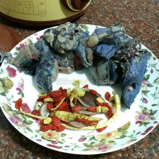 乌鸡及补肾壮阳药膳汤料清洗干净。