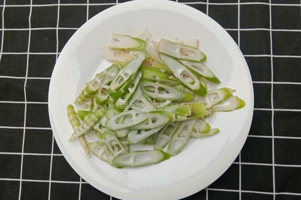甜椒炒春笋的做法图解2