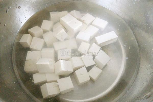 香辣青蒜苗炒豆腐的做法图解1
