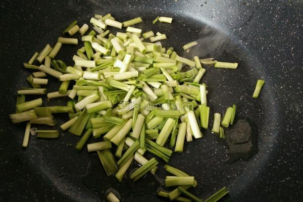 香辣青蒜苗炒豆腐的做法图解4