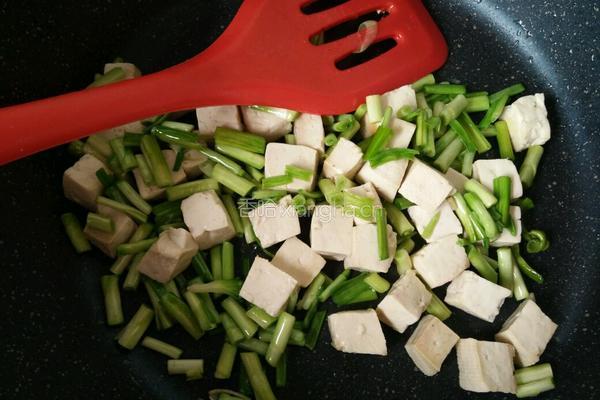 香辣青蒜苗炒豆腐的做法图解5
