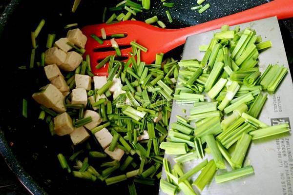 青蒜苗炒豆腐的做法图解6